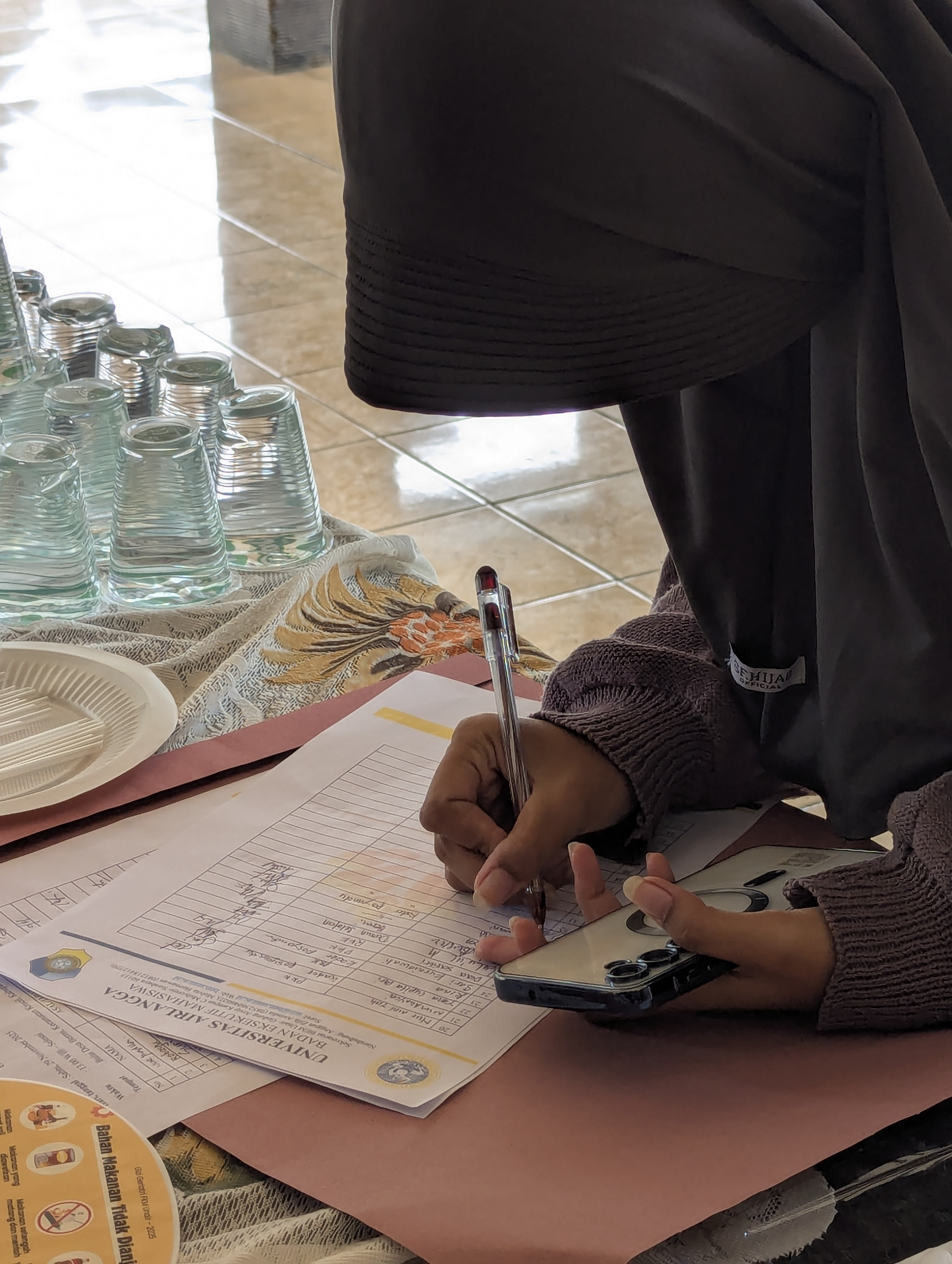 Registrasi kehadiran peserta kegiatan sosialisasi gizi lansia dengan peserta utama dari Ibu PKK dan Kader Posyandu Desa Bermi