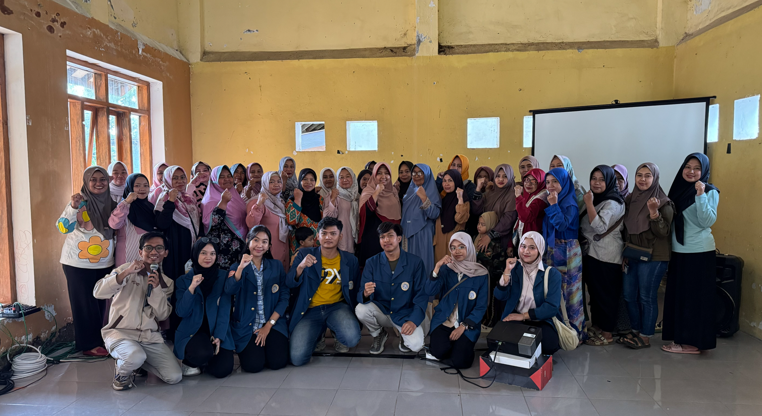 Foto bersama peserta, panitia, dan pemateri kegiatan sosialisasi gizi lansia yang bertempatan di kantor Desa Bermi, Probolinggo.