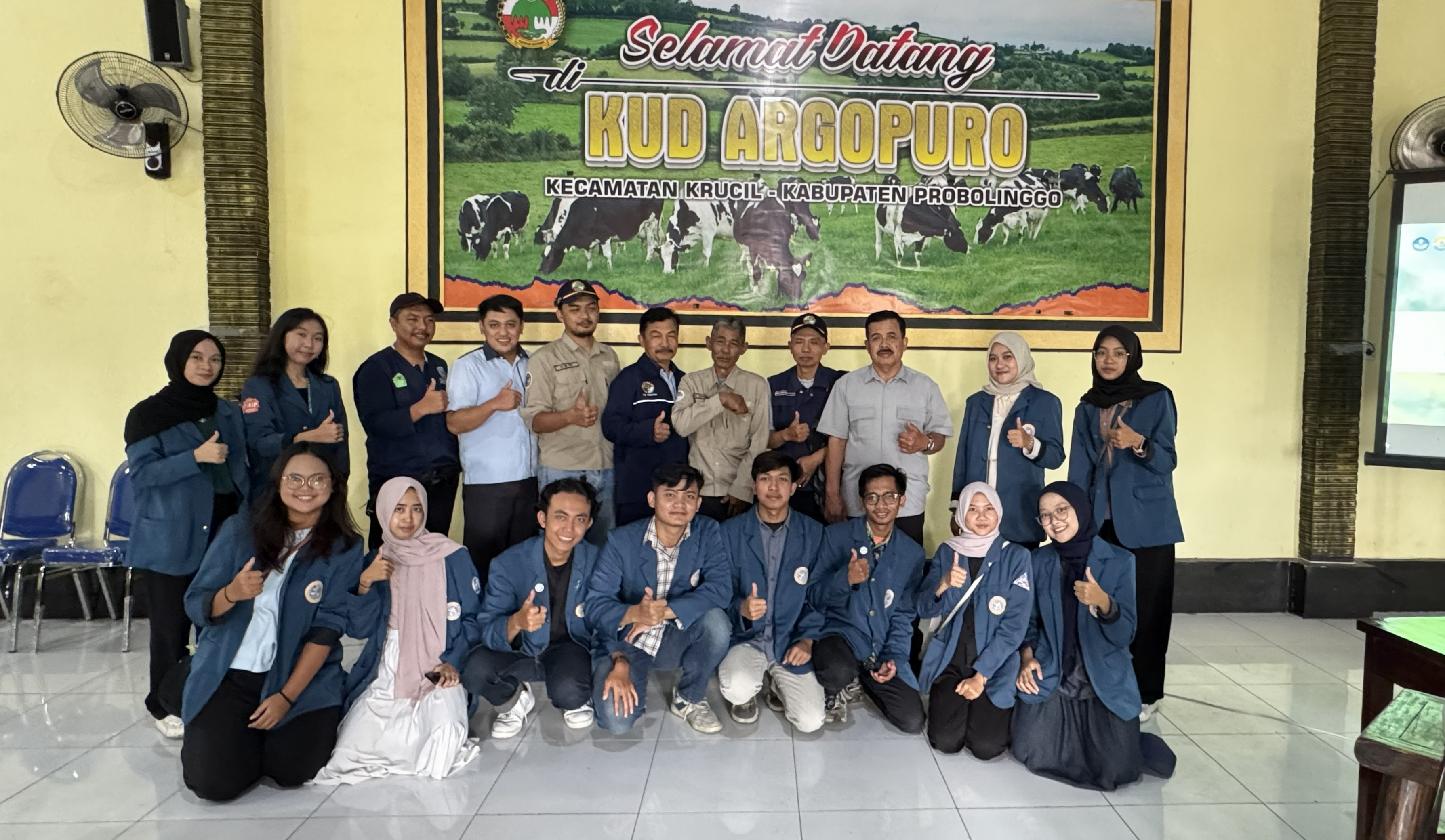 Dokumentasi bersama kegiatan sosialisasi dan diskusi pemaparan program kepada perangkat desa dan perwakilan warga Desa Bermi.